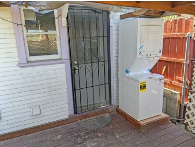 Building Photo - This Charming 1 Bed/1 Bath is All You! Hal...