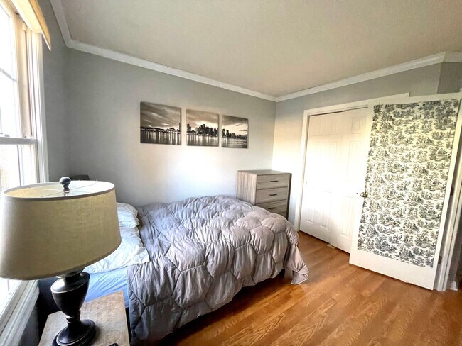 Building Photo - 3 Bedroom 2.5 Bathroom Home w/ 1 car garag...