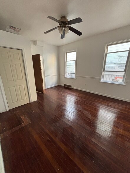 Bedroom w/ closet - 17 E Glenside Ave