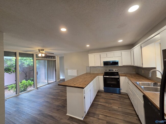 Building Photo - 1209 Governors Dr SE
