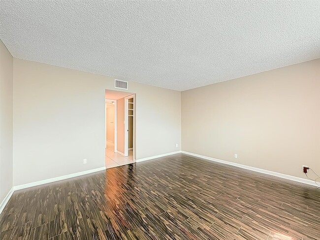 Building Photo - 1147 Hillsboro Mile Unit 506