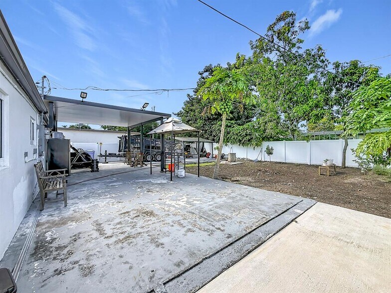 Building Photo - 6135 NW 24th Ct