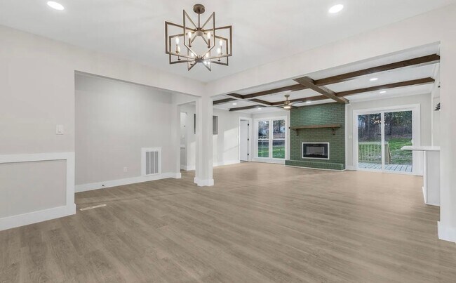 Building Photo - Move in Ready Stunning 4/3 Close To Everything In Greenville!