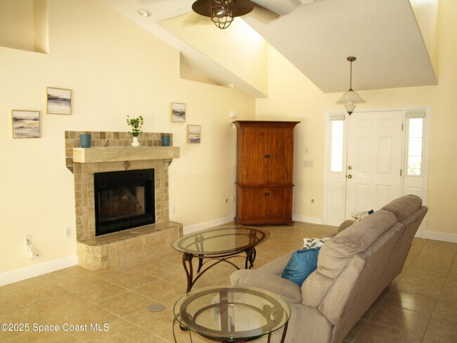 Building Photo - 4566 Serna Ave