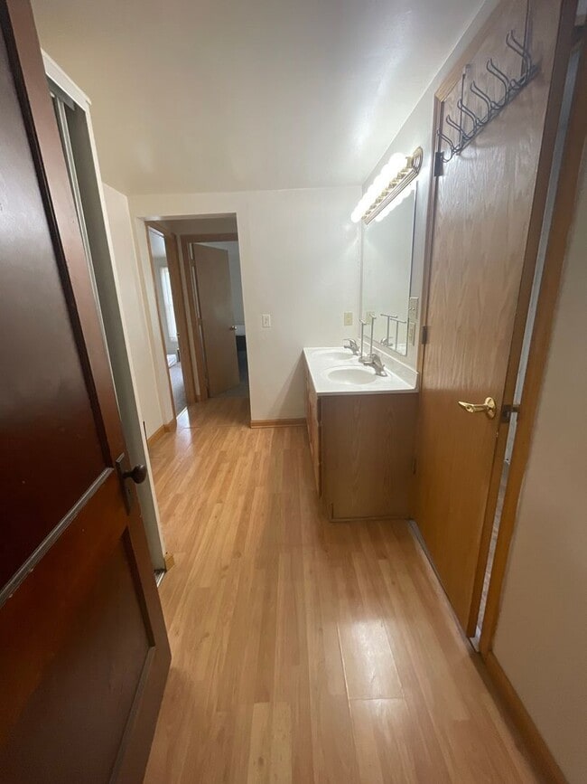 Building Photo - 926 Sylvan Ave