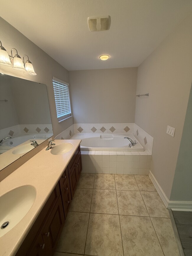 Building Photo - 1529 Crescent Hills Dr