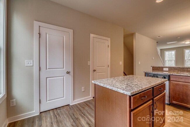 Building Photo - 2209 Silver Cres Dr