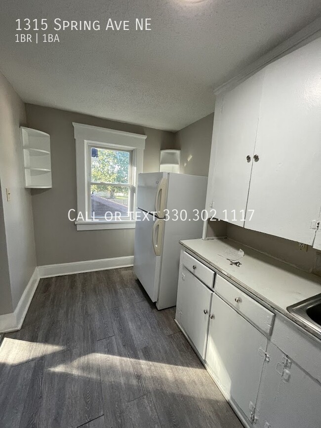 Building Photo - One bedroom one bathroom second level apar...