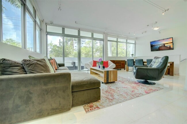 Building Photo - 1577 Bay Rd