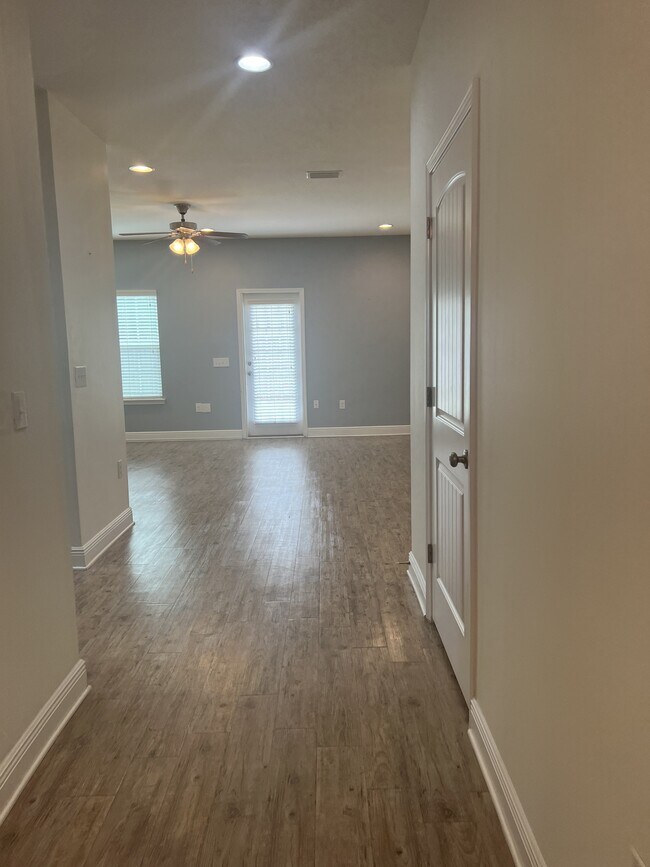 Building Photo - 151 Iron Horse Dr E