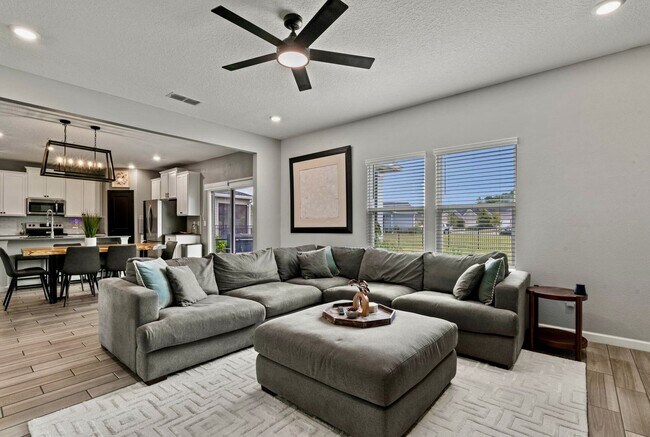 Building Photo - Gorgeous 4/ 2.5 Home in the Beautiful Lake Asbury Area of Clay County! $2,550.00