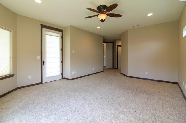 Building Photo - 2 Bed/2.5 Bath Large Horn Rapids Home