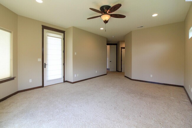 Building Photo - 3 Bed/2.5 Bath Large Horn Rapids Home