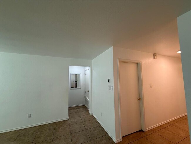 Building Photo - 18121 Skysail Dr