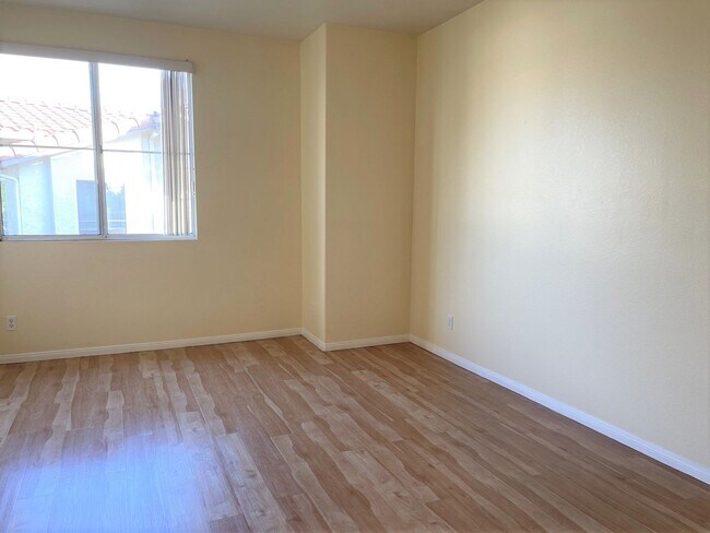 Building Photo - Beautiful Rancho San Diego Condo!