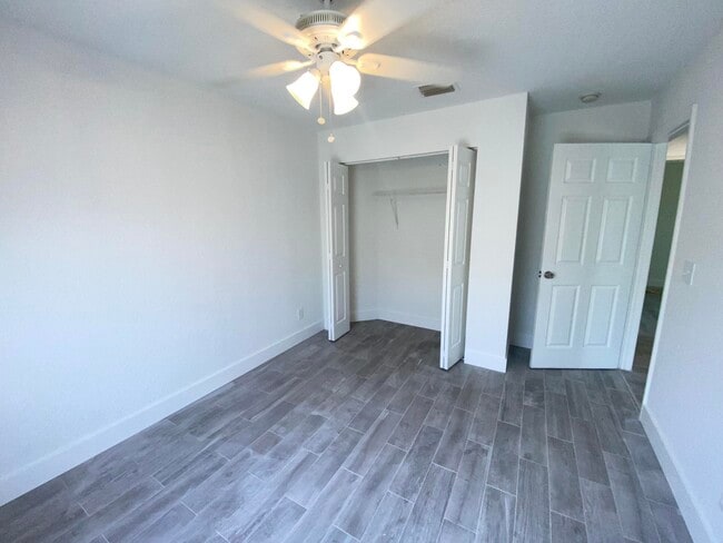 Building Photo - 553 E Ridge Cir N