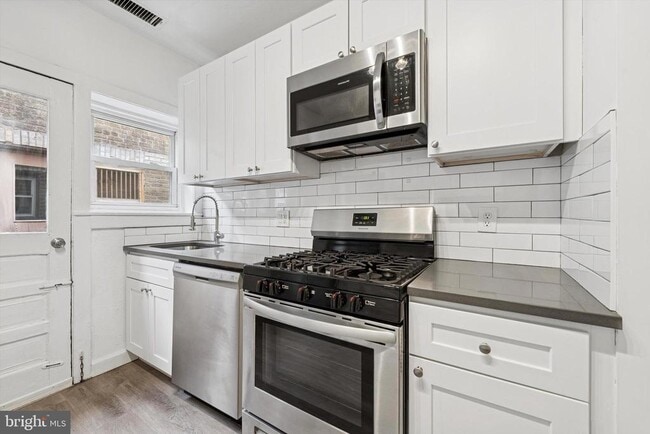 Building Photo - 334 Lombard St