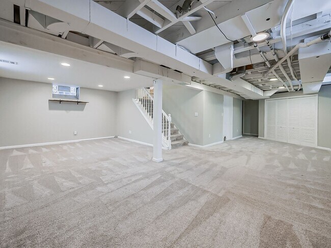 Building Photo - AVAILABLE NOW! Spacious 4-Bed Gem in the Heart of Clawson!