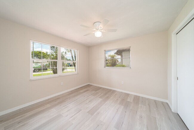 Building Photo - Welcome to your dream rental in Cape Coral! This fully remodeled, MONTH TO MONTH available home.