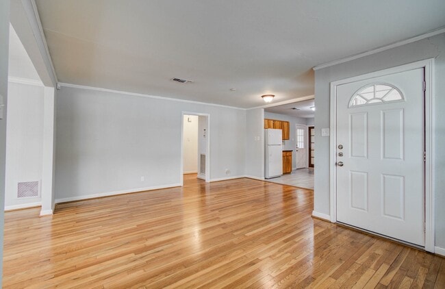 Building Photo - 5519 Huisache St