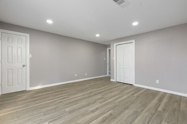 Building Photo - 3-Bedrooms and 2.5-Bathroom Duplex - Convenient Living Near Oak Cliff & Downtown Dallas