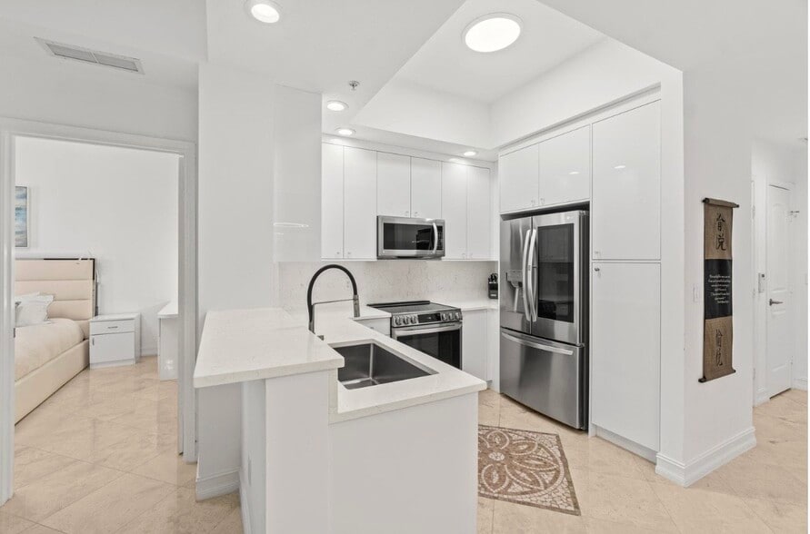 Building Photo - 701 S Olive Ave