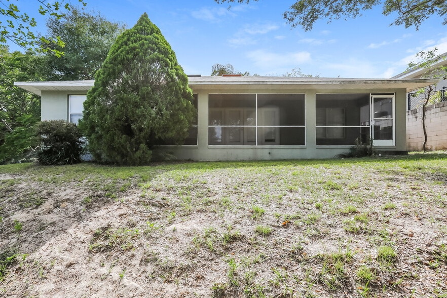 Building Photo - 210 Bloxam Ave