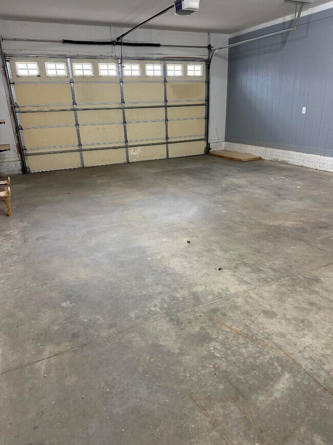 Building Photo - 658 Meadow Cir