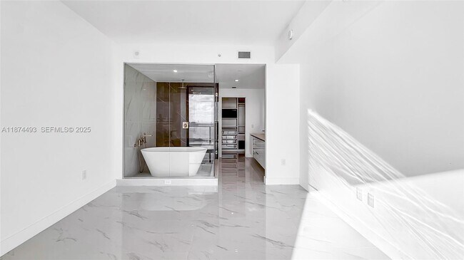 Building Photo - 700 NE 24th St