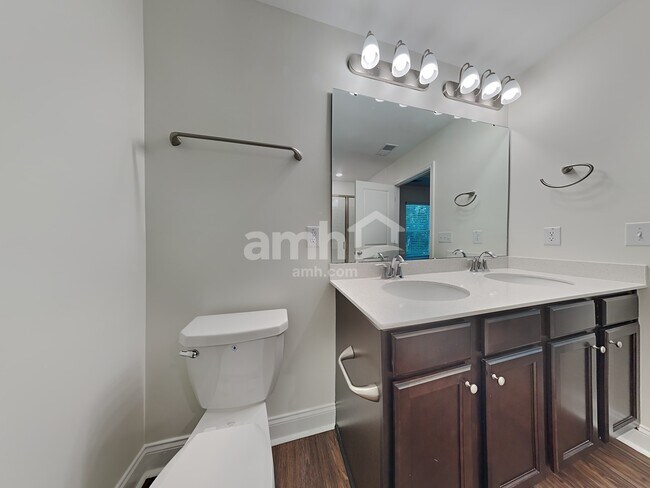 Building Photo - 223 S Live Oak Dr