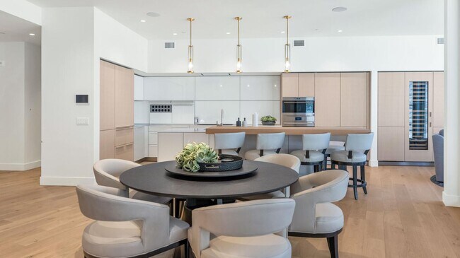 Building Photo - 5000 N Camelback Rdg Dr