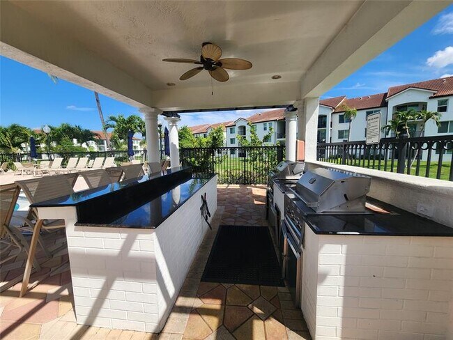 Building Photo - 1021 Villa Cir