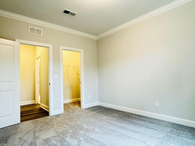 Building Photo - Single Family 4 Bedroom 3 Bathroom for Rent - Guest Bedroom Down