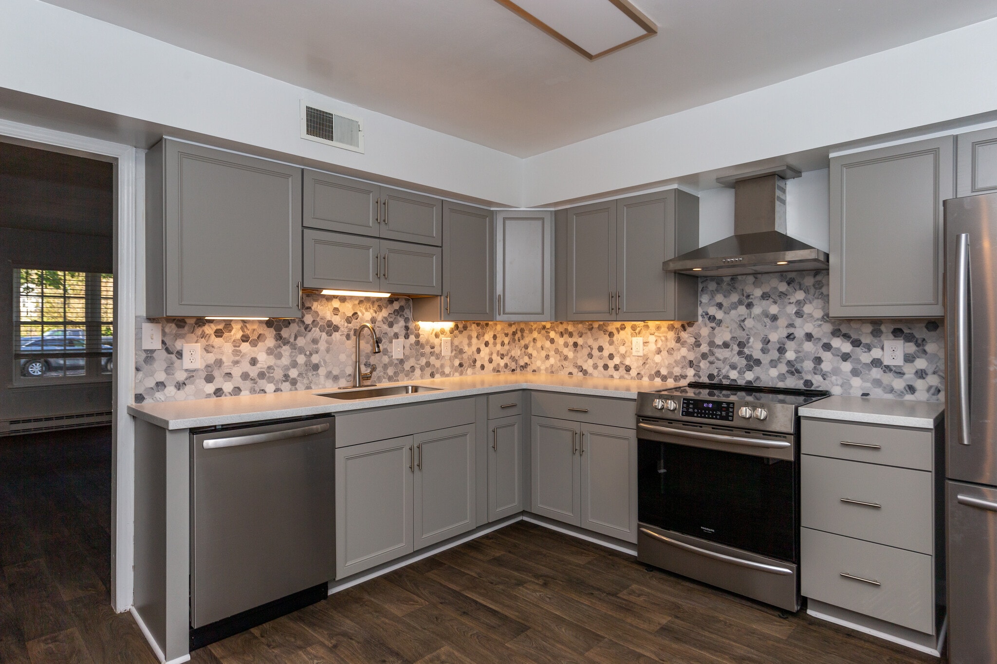 Building Photo - 9392 Pine Tree Rd