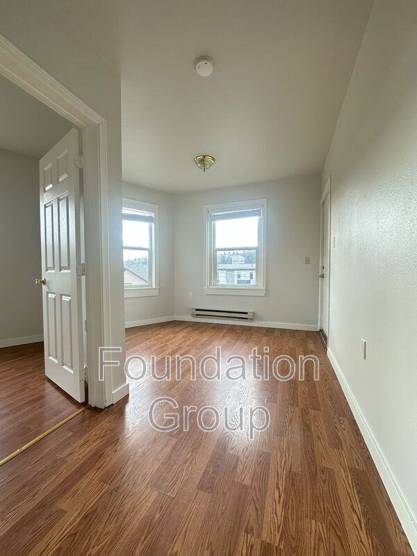 Building Photo - 842 Davis Pl S