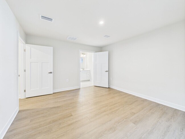 Building Photo - Functional Floorplan, Modern Comfort – Wel...