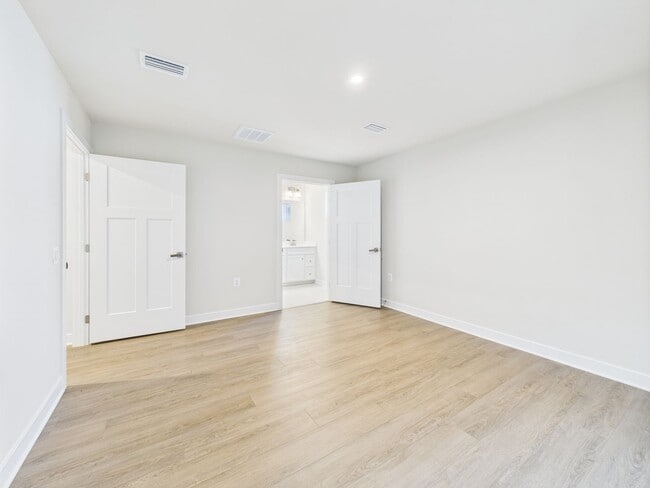 Building Photo - Functional Floorplan, Modern Comfort – Wel...