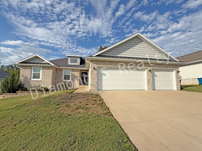 Primary Photo - Stunning 3 Bedroom / 2 Bath Home in Nixa A...