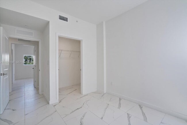 Building Photo - 420 SW 7th Ave