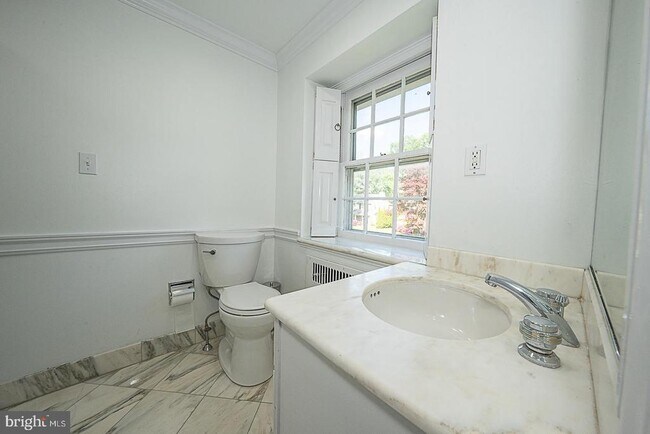 Building Photo - 714 Greythorne Rd
