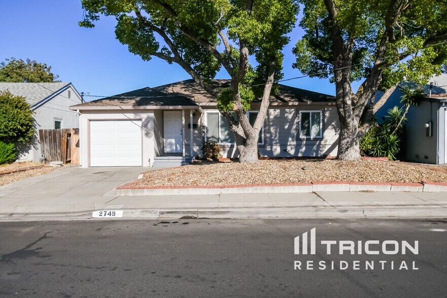 Primary Photo - 2749 El Rey St