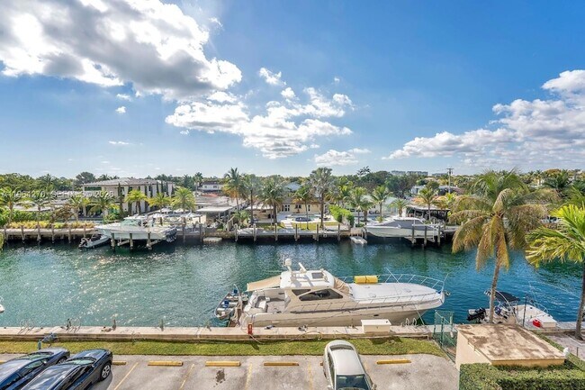 Building Photo - 2350 NE 135th St