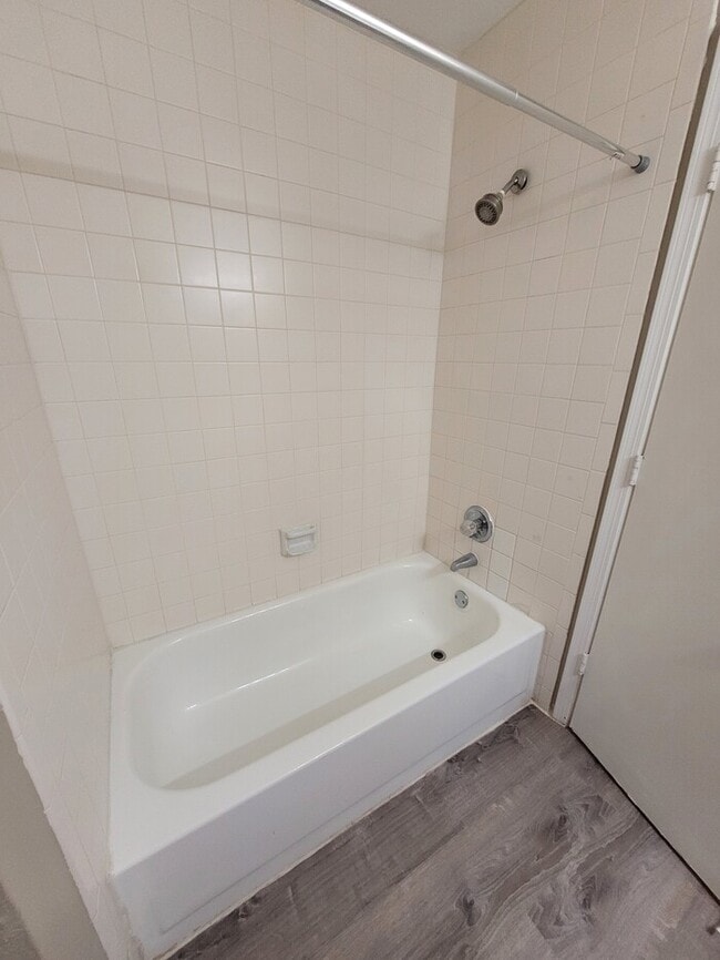 Building Photo - 2 bed 2 bath duplex unit