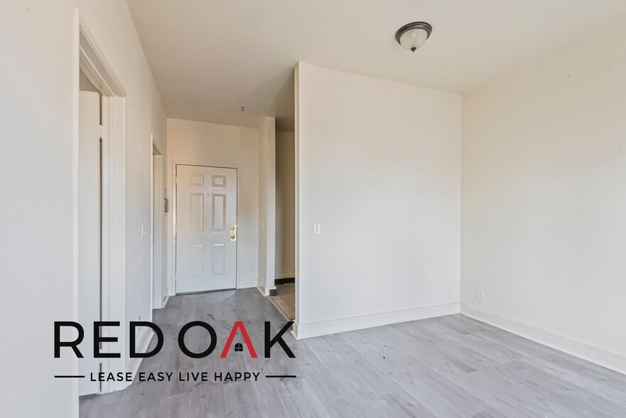 Building Photo - 537 S Kenmore Ave