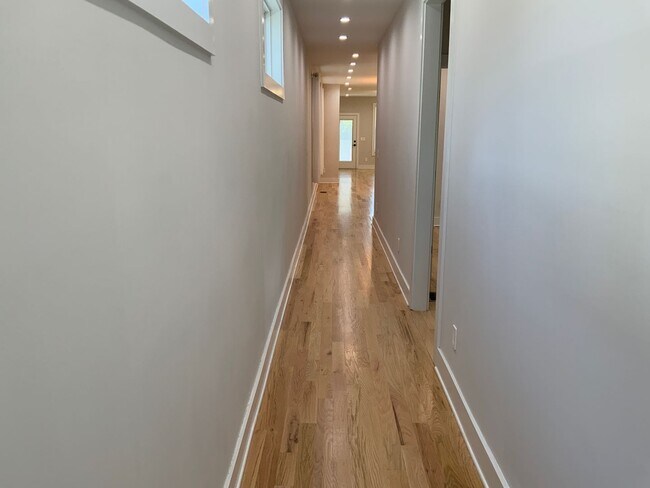 Building Photo - Fabulous Home In West Nashville