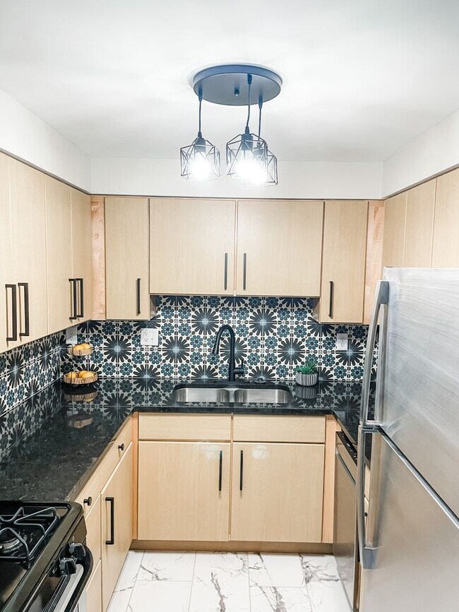 Building Photo - 7055 Hampton Ave