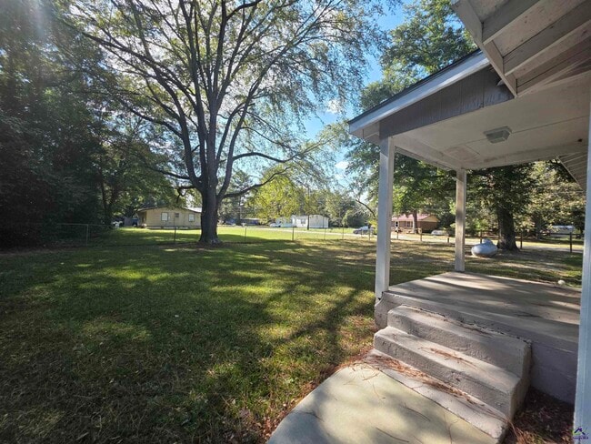 Building Photo - 811 Lewis St