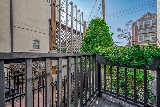 Building Photo - 2524 Sherwin St