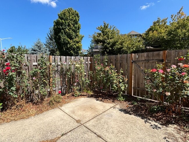 Building Photo - Modern Townhome Available in Wilsonville