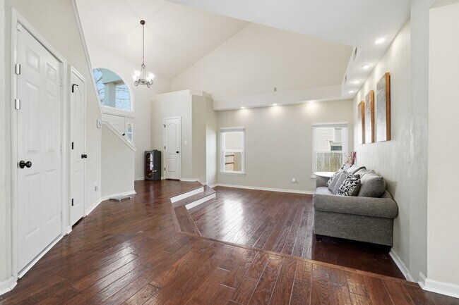 Building Photo - 1721 Chestwood Dr